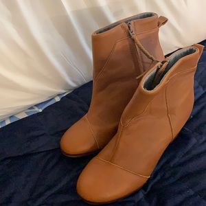 Women Toms boots size 8medium brown in good condition